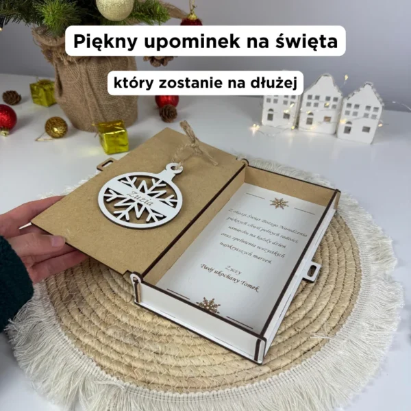 Pudełeczko prezentowe z życzeniami i bombką 2w1