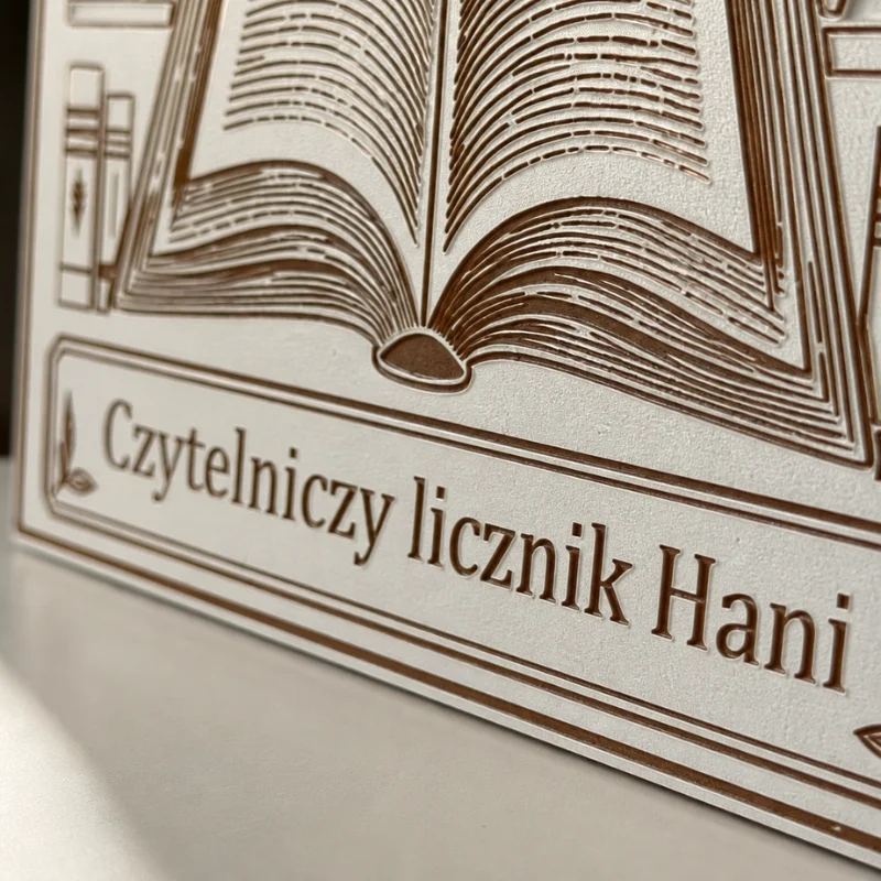 Zbliżenie grawerowanej tabliczki z&nbsp;imieniem &mdash; grawer laserowy, nie nadruk